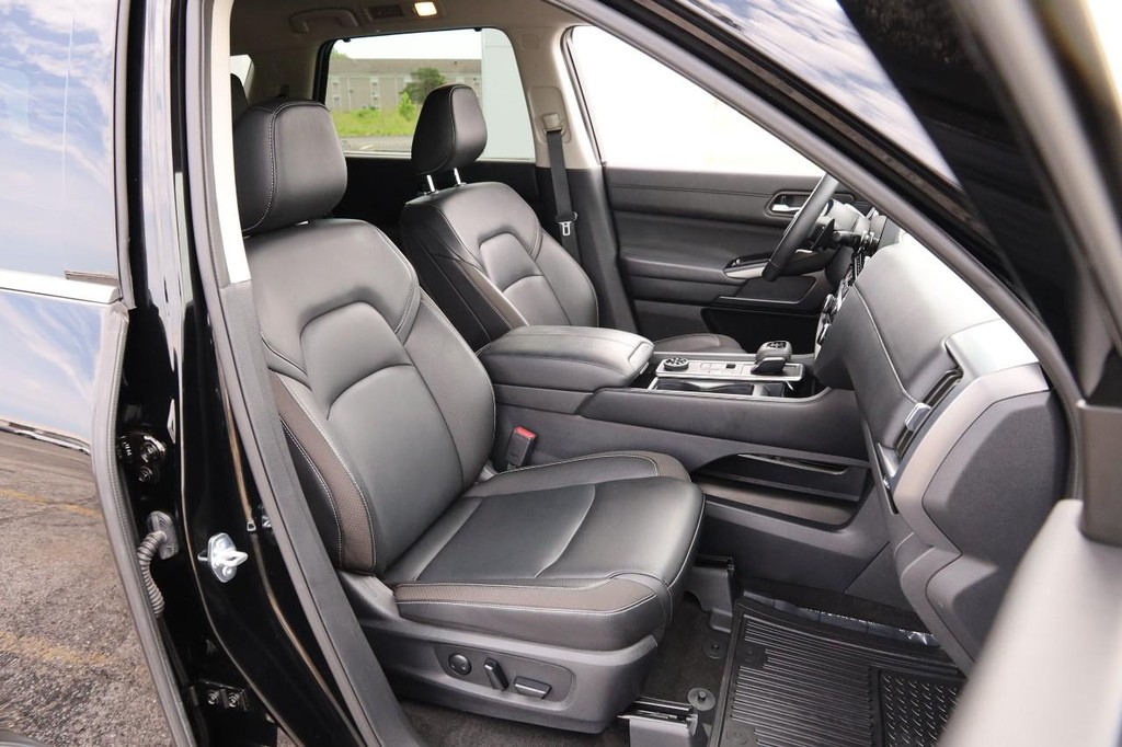 Nissan Pathfinder Vehicle Full-screen Gallery Image 28