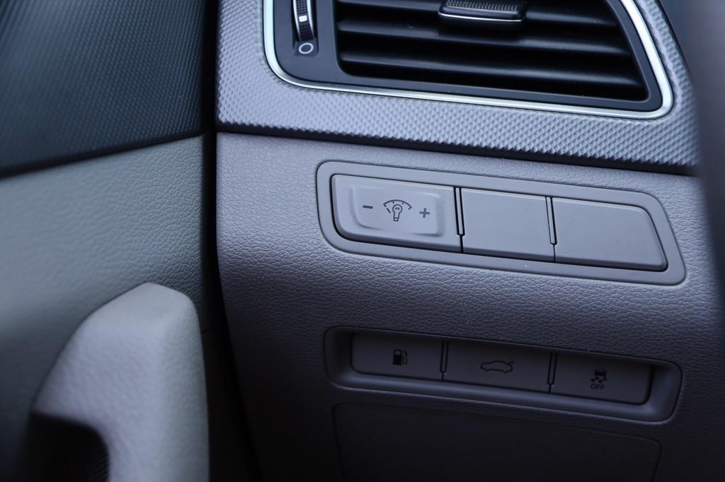 Hyundai Sonata Vehicle Image 17