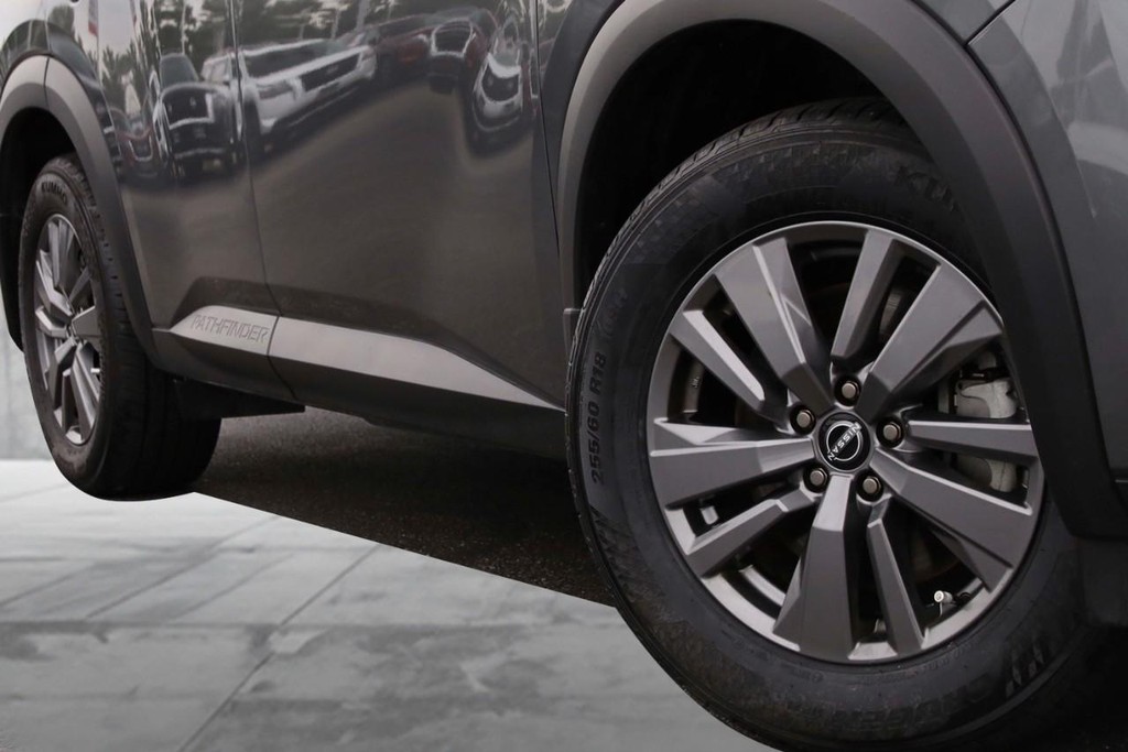 Nissan Pathfinder Vehicle Full-screen Gallery Image 3