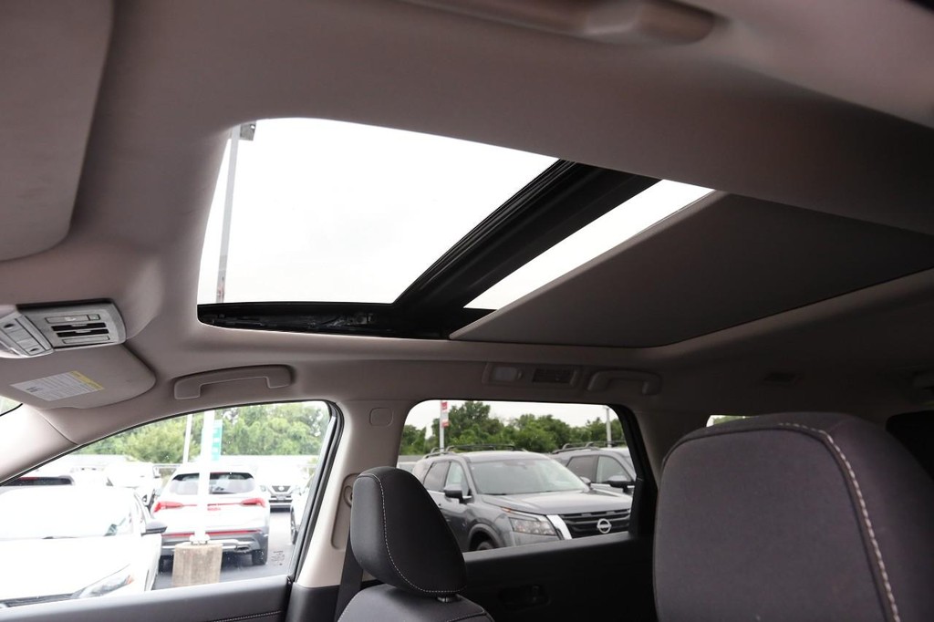 Nissan Pathfinder Vehicle Full-screen Gallery Image 9