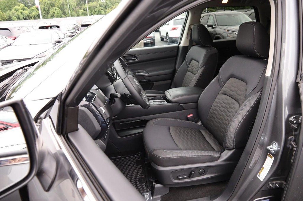 Nissan Pathfinder Vehicle Full-screen Gallery Image 10