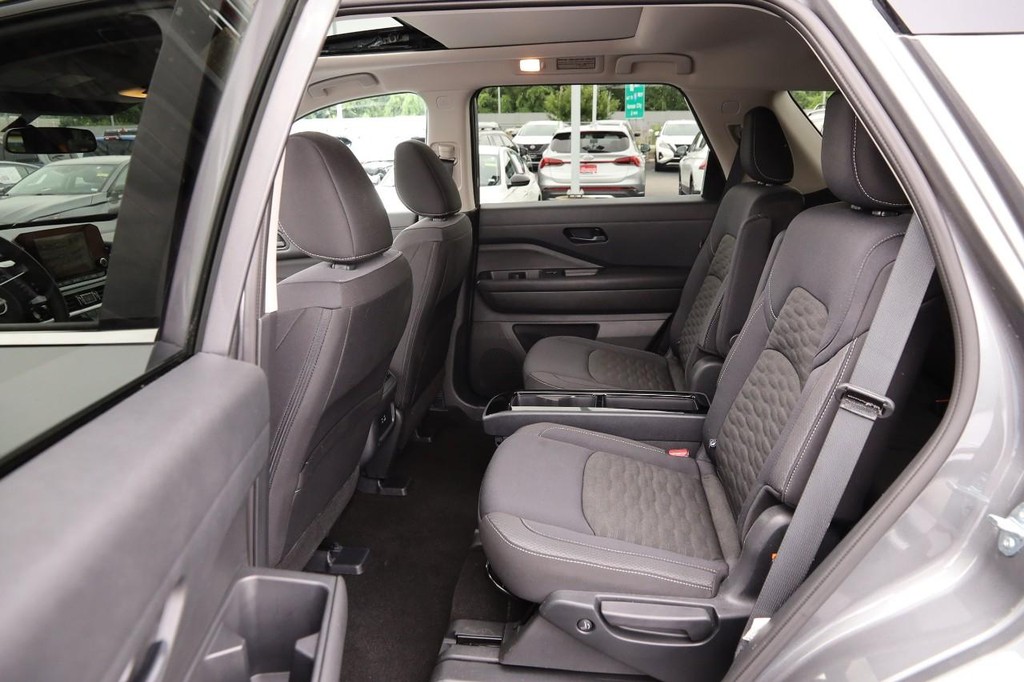 Nissan Pathfinder Vehicle Full-screen Gallery Image 11
