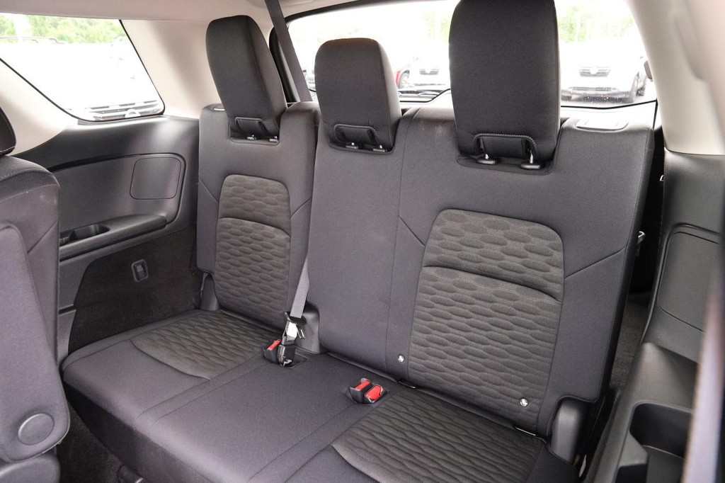 Nissan Pathfinder Vehicle Full-screen Gallery Image 12