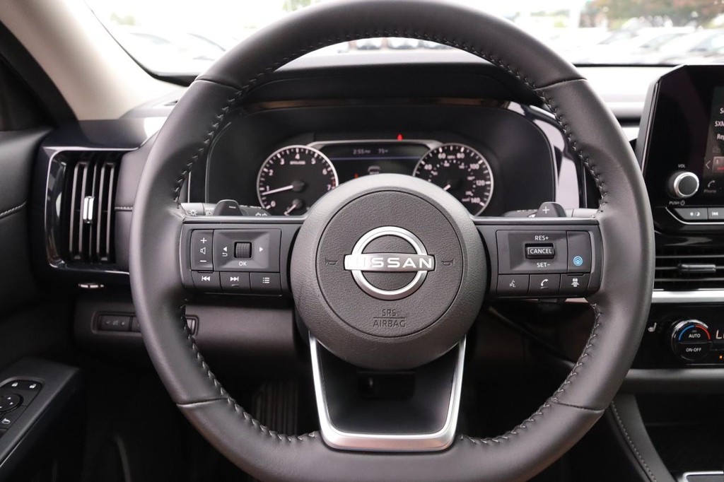 Nissan Pathfinder Vehicle Full-screen Gallery Image 13