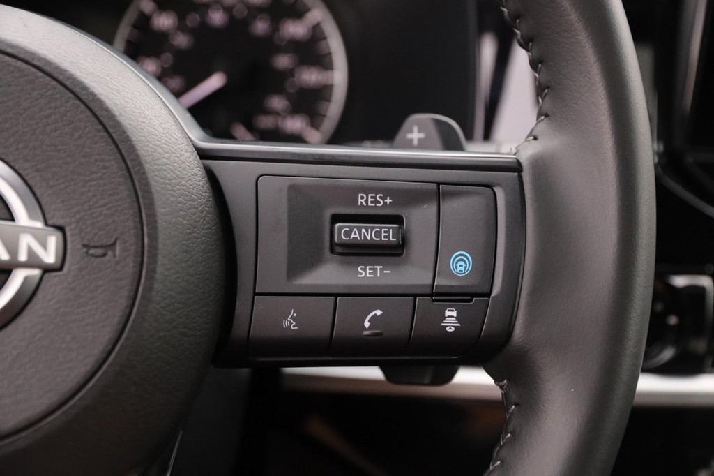 Nissan Pathfinder Vehicle Full-screen Gallery Image 15