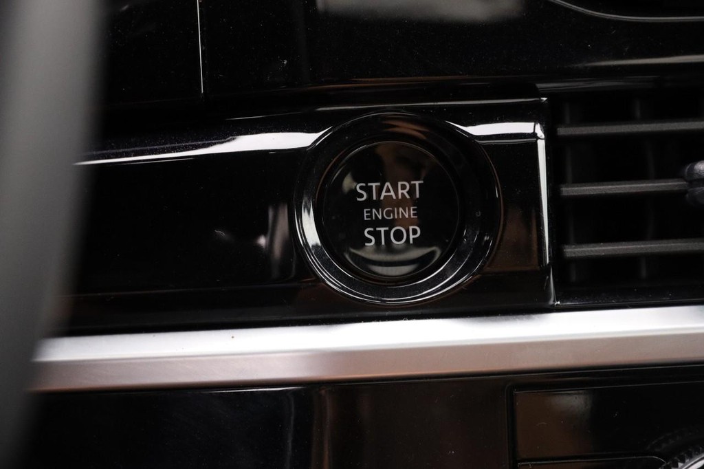 Nissan Pathfinder Vehicle Full-screen Gallery Image 17