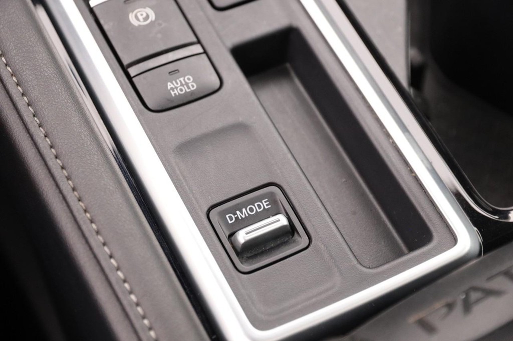 Nissan Pathfinder Vehicle Full-screen Gallery Image 22