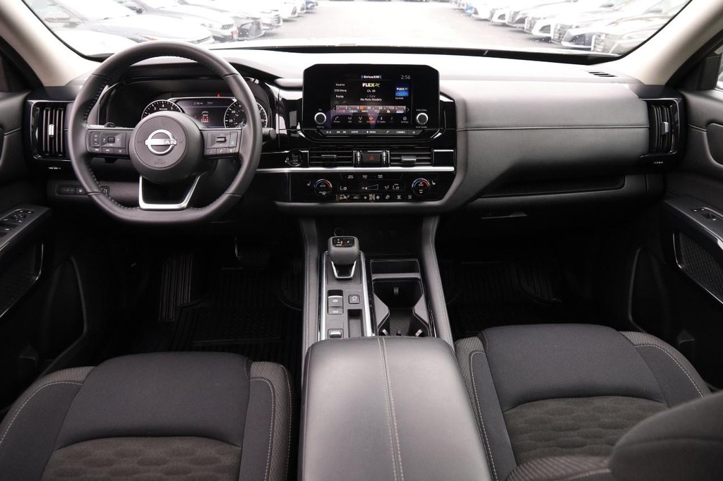 Nissan Pathfinder Vehicle Full-screen Gallery Image 24