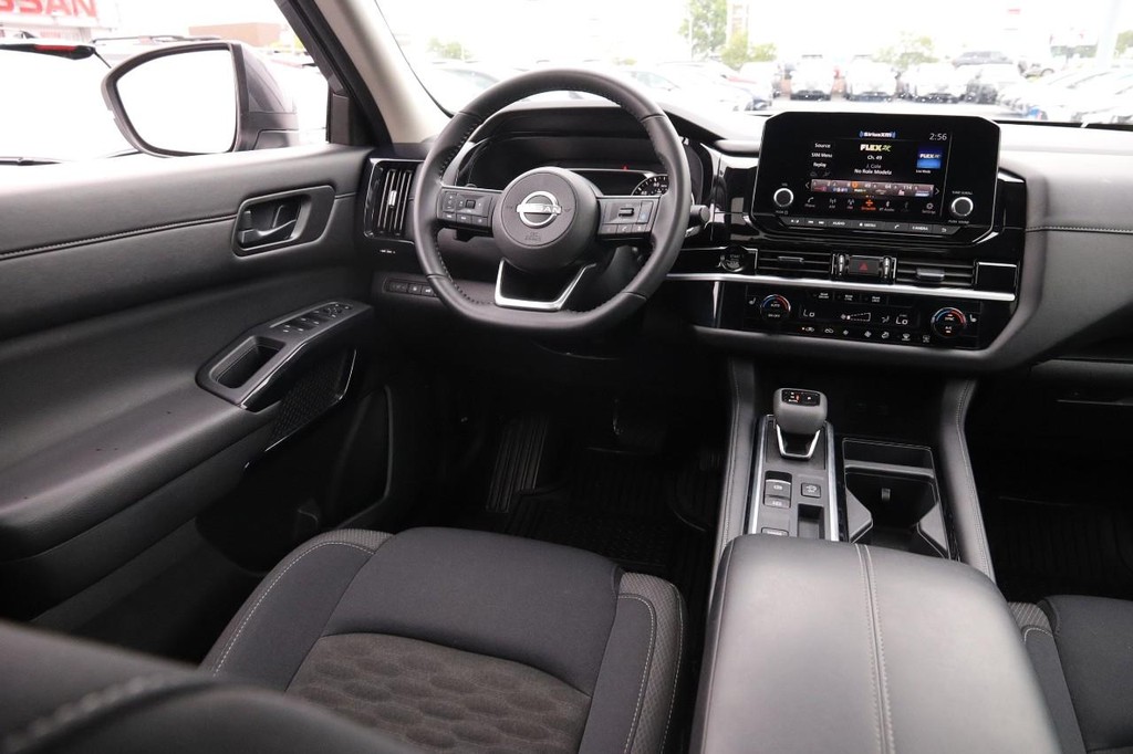 Nissan Pathfinder Vehicle Full-screen Gallery Image 25