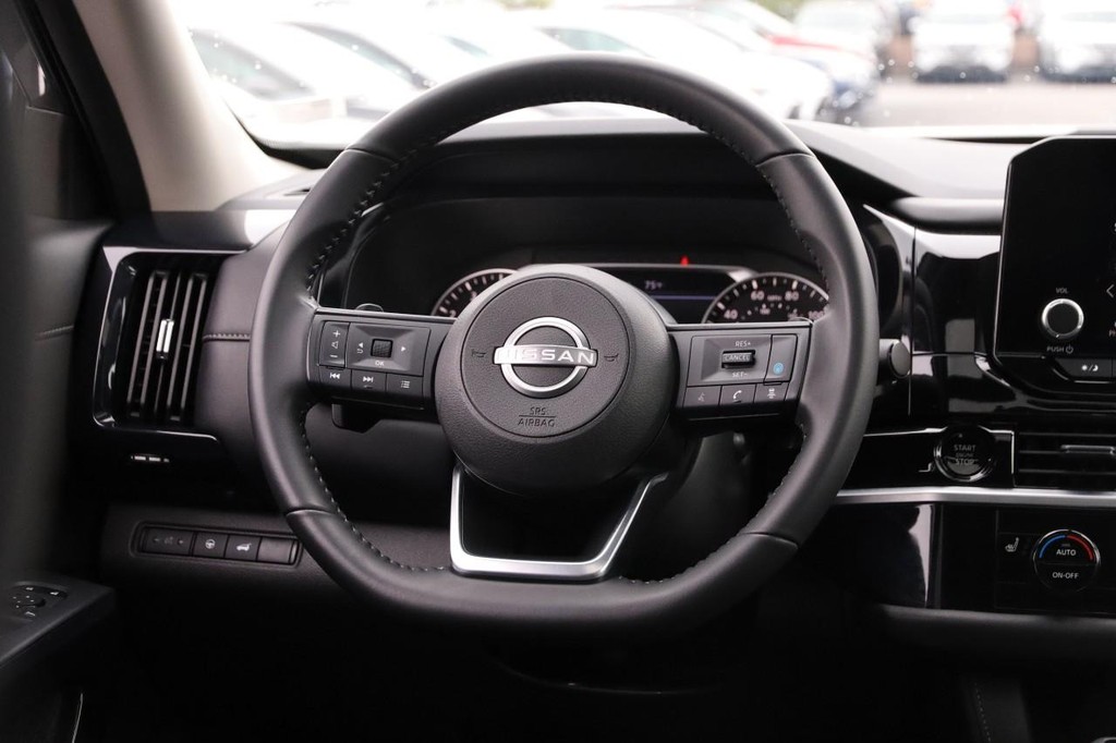 Nissan Pathfinder Vehicle Full-screen Gallery Image 26