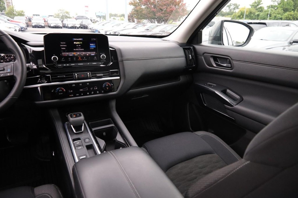 Nissan Pathfinder Vehicle Full-screen Gallery Image 28