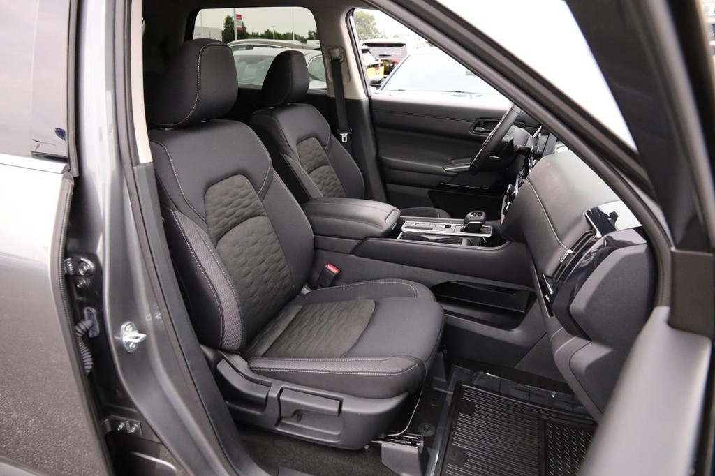 Nissan Pathfinder Vehicle Full-screen Gallery Image 29