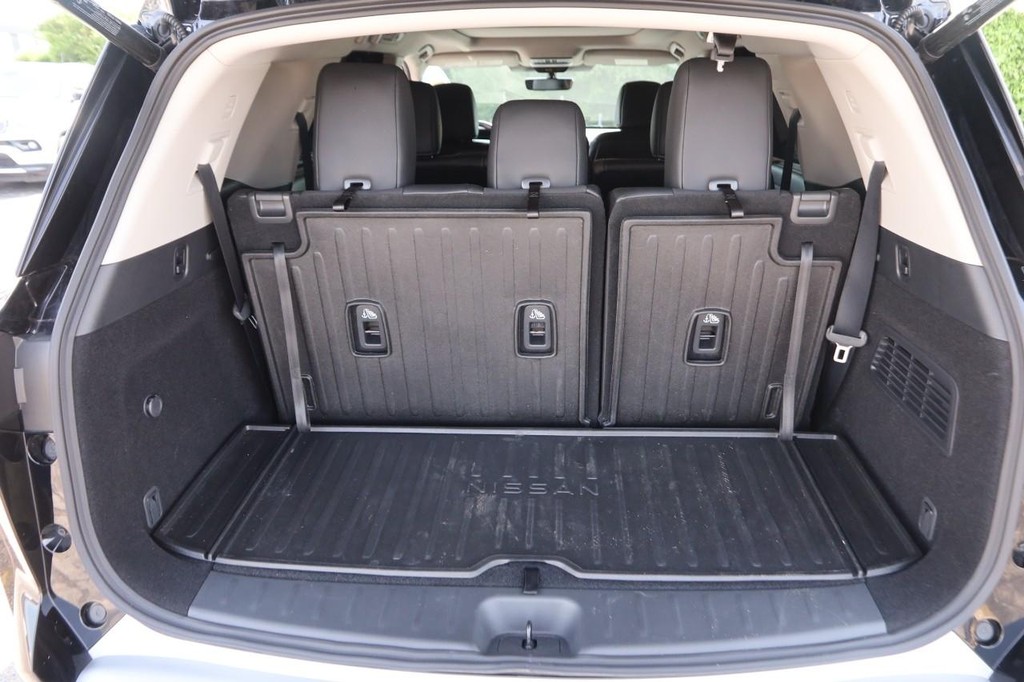 Nissan Pathfinder Vehicle Full-screen Gallery Image 7