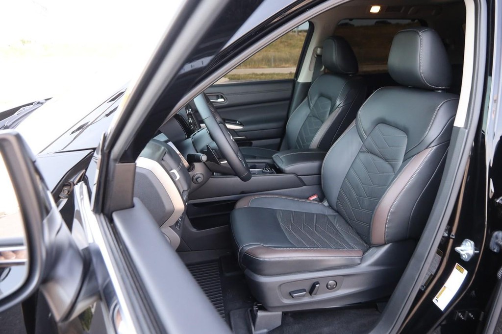 Nissan Pathfinder Vehicle Full-screen Gallery Image 9
