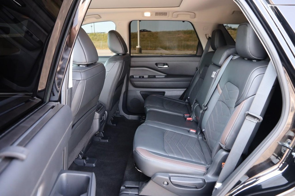 Nissan Pathfinder Vehicle Full-screen Gallery Image 10