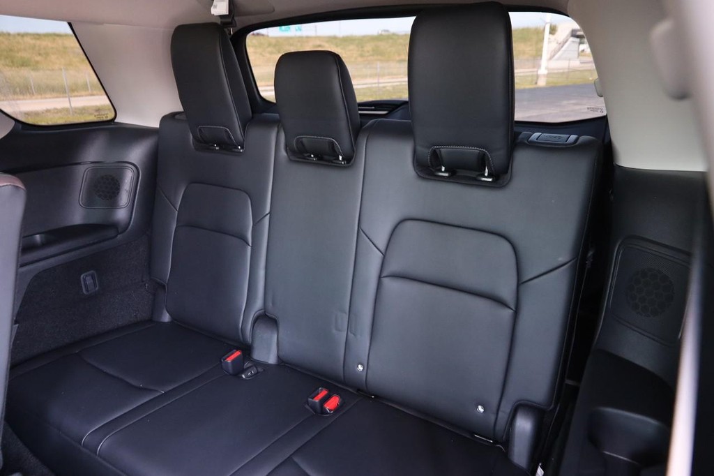 Nissan Pathfinder Vehicle Full-screen Gallery Image 11