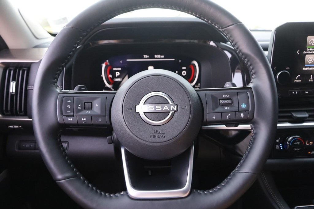 Nissan Pathfinder Vehicle Full-screen Gallery Image 13