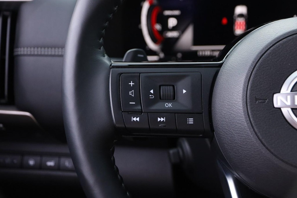 Nissan Pathfinder Vehicle Full-screen Gallery Image 14