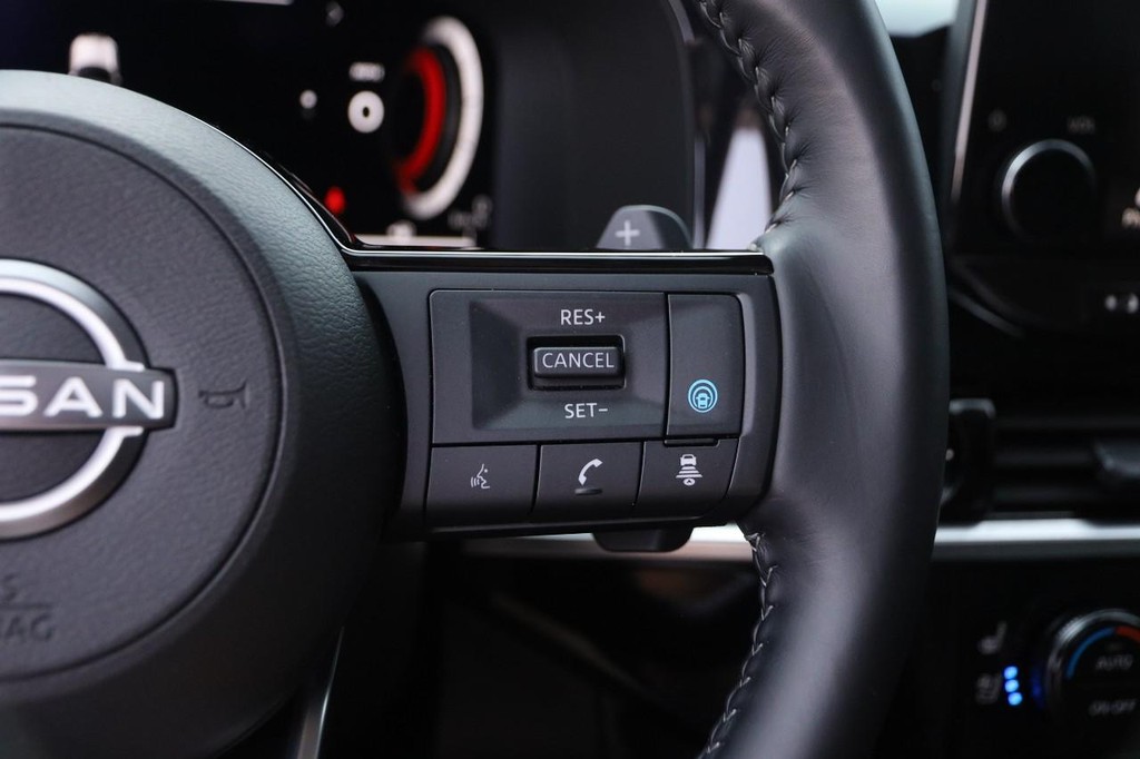 Nissan Pathfinder Vehicle Full-screen Gallery Image 15