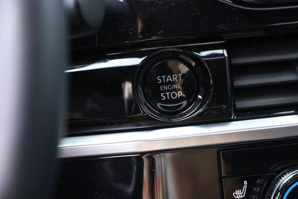 Nissan Pathfinder Vehicle Full-screen Gallery Image 17