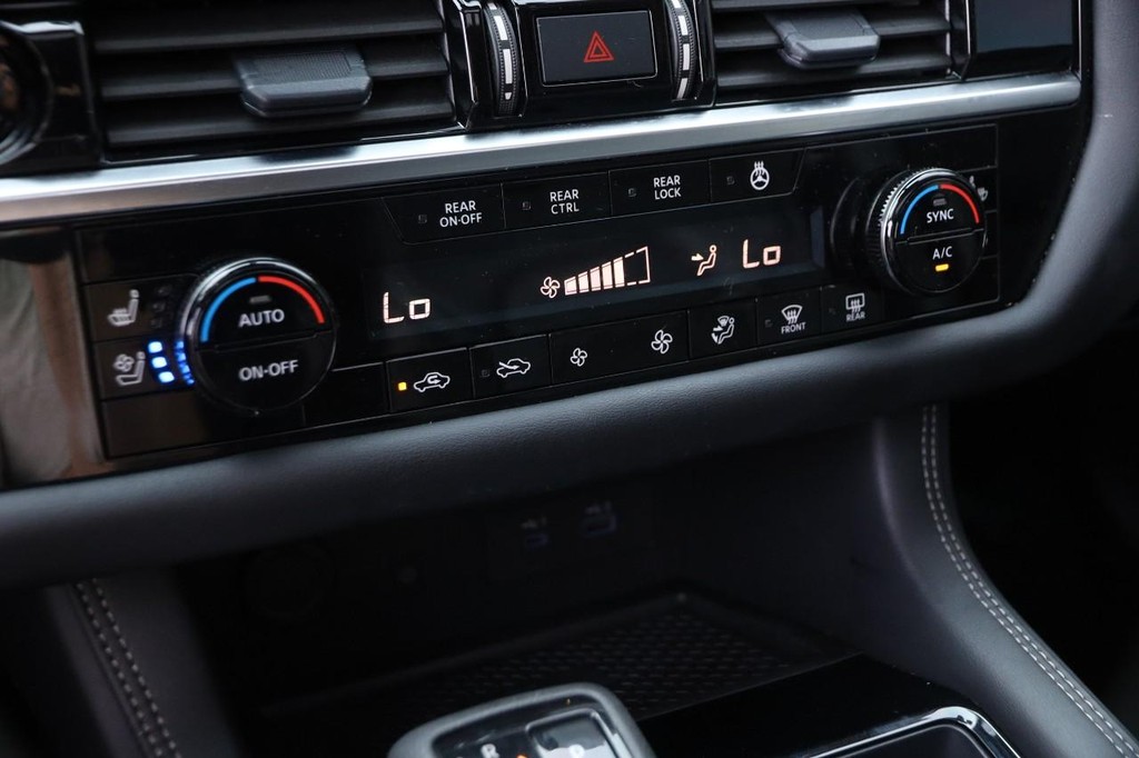 Nissan Pathfinder Vehicle Full-screen Gallery Image 21