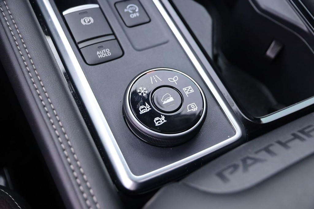Nissan Pathfinder Vehicle Full-screen Gallery Image 22