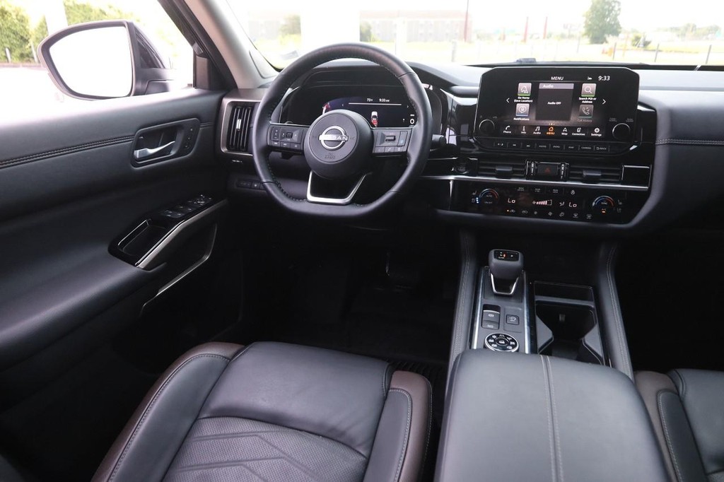 Nissan Pathfinder Vehicle Full-screen Gallery Image 25