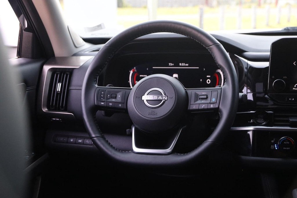 Nissan Pathfinder Vehicle Full-screen Gallery Image 26