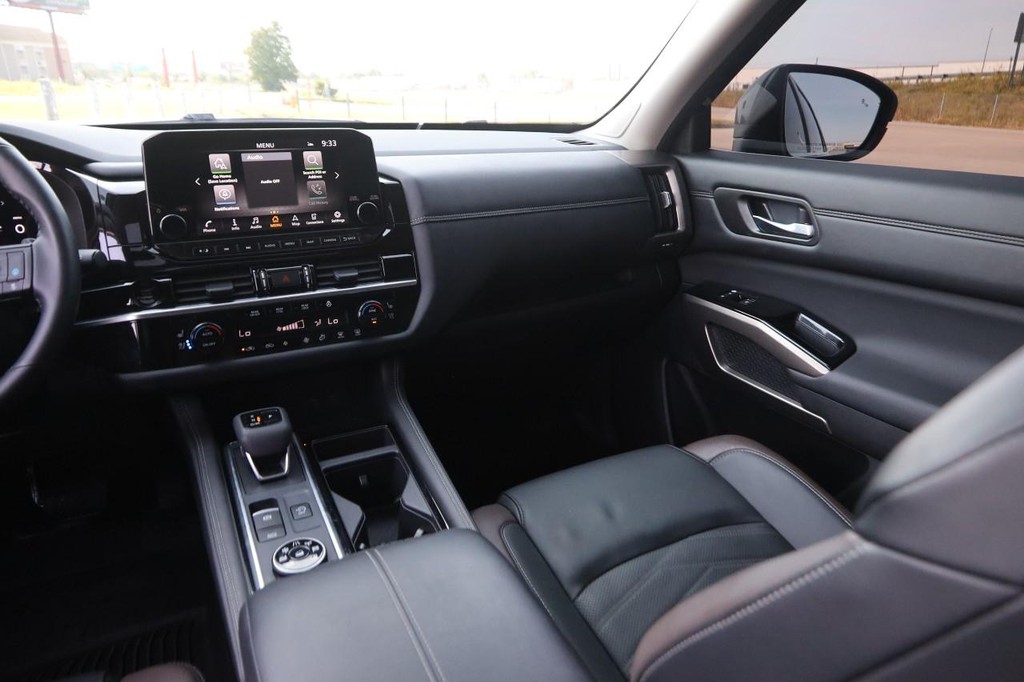 Nissan Pathfinder Vehicle Full-screen Gallery Image 28