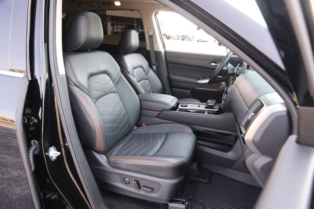 Nissan Pathfinder Vehicle Full-screen Gallery Image 29