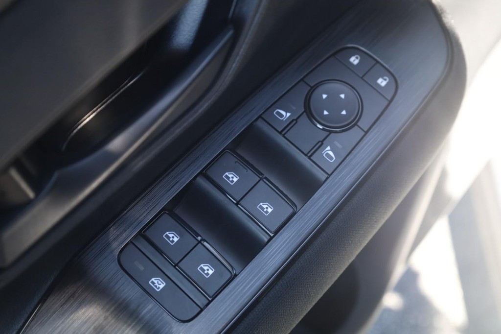 Nissan Kicks Vehicle Full-screen Gallery Image 11