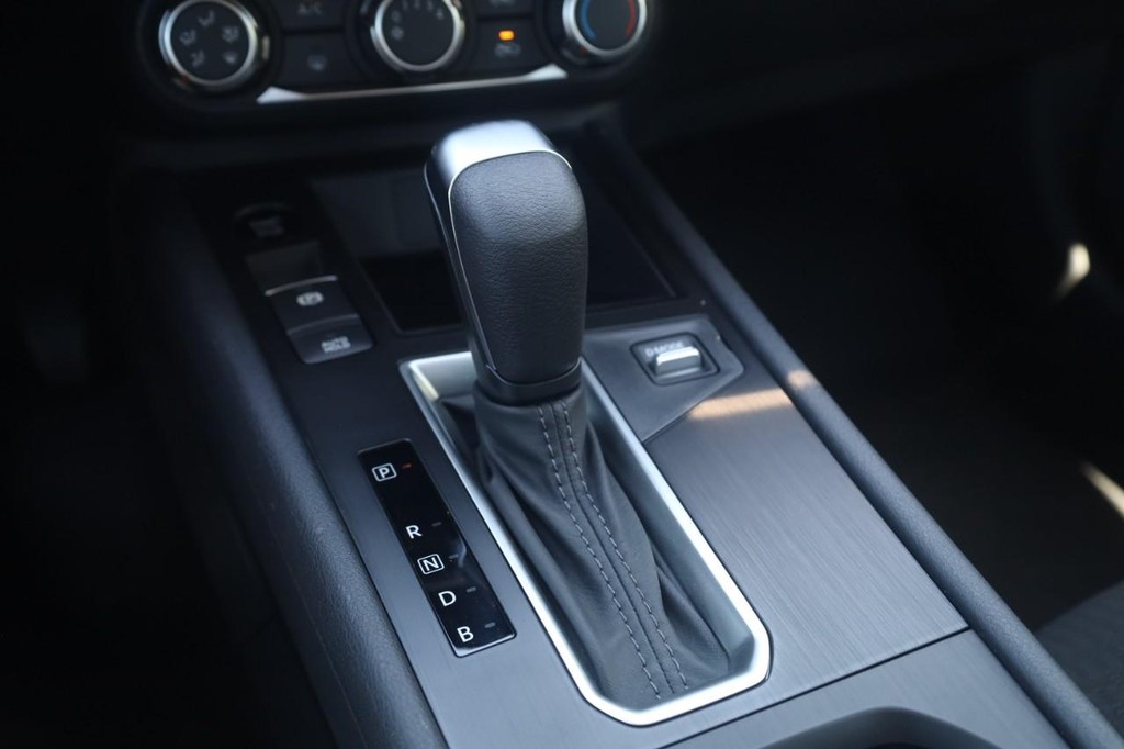 Nissan Kicks Vehicle Full-screen Gallery Image 18