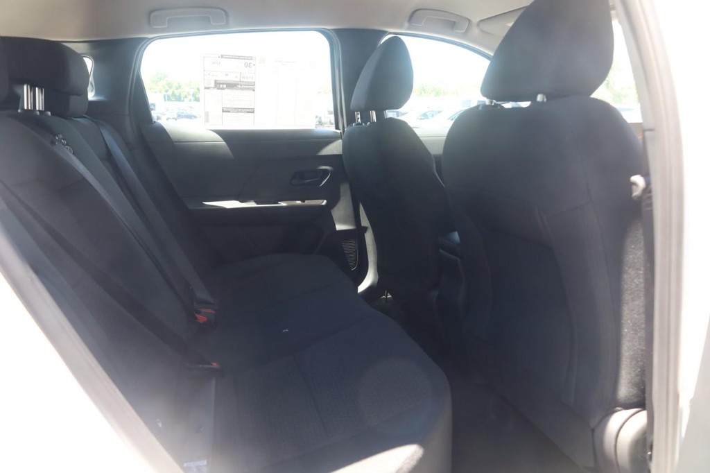 Nissan Kicks Vehicle Full-screen Gallery Image 21