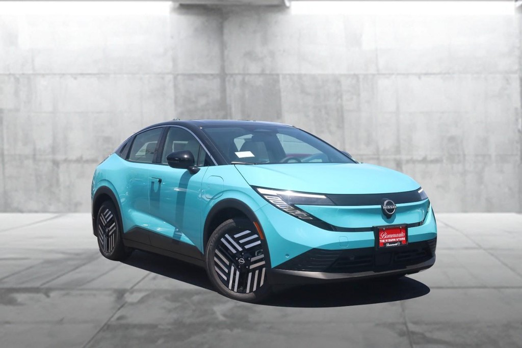 Nissan LEAF Vehicle Full-screen Gallery Image 2
