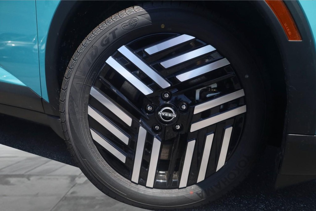 Nissan LEAF Vehicle Full-screen Gallery Image 3