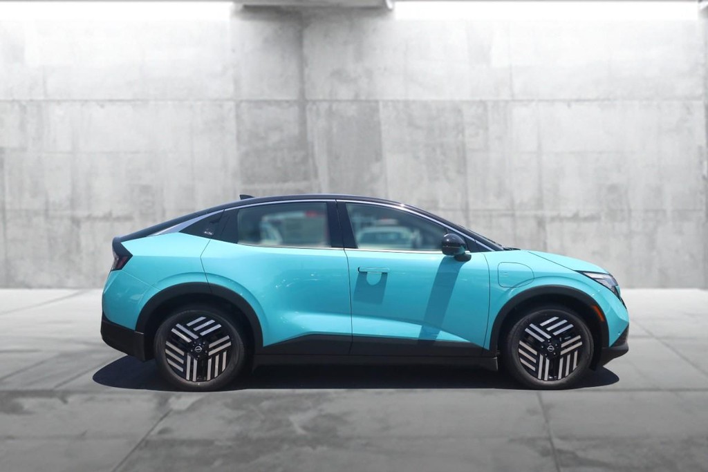 Nissan LEAF Vehicle Full-screen Gallery Image 5