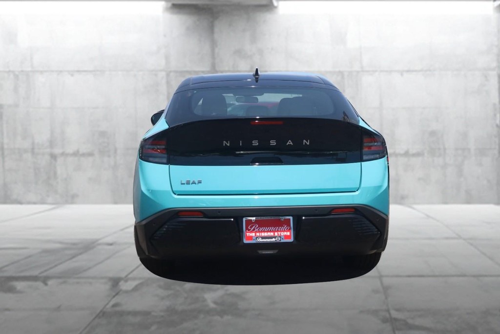 Nissan LEAF Vehicle Full-screen Gallery Image 6