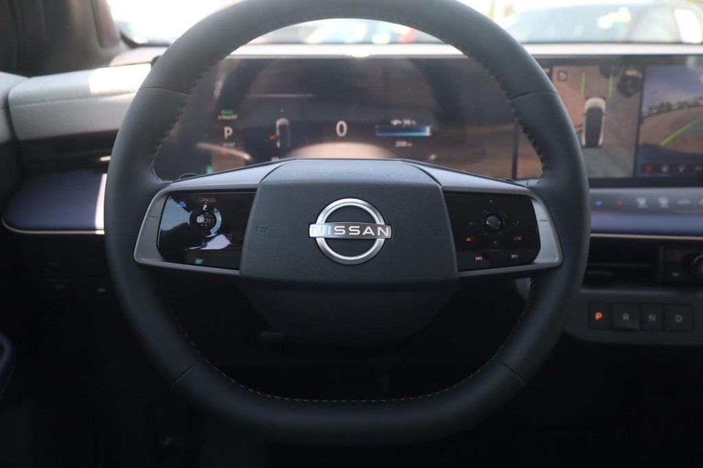 Nissan LEAF Vehicle Full-screen Gallery Image 8
