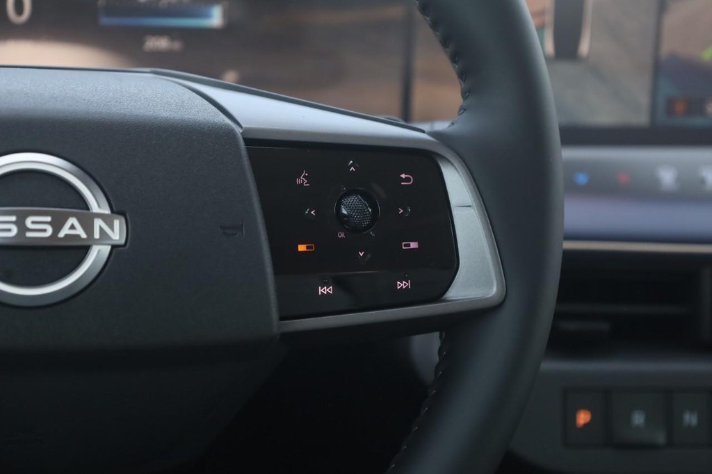 Nissan LEAF Vehicle Full-screen Gallery Image 9