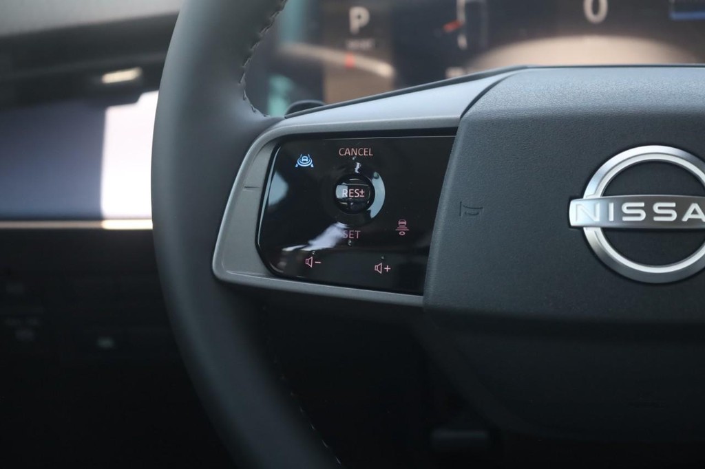 Nissan LEAF Vehicle Full-screen Gallery Image 10