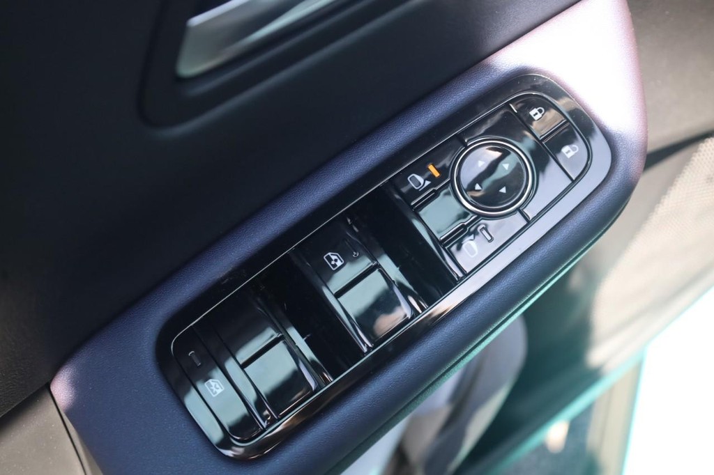 Nissan LEAF Vehicle Full-screen Gallery Image 11