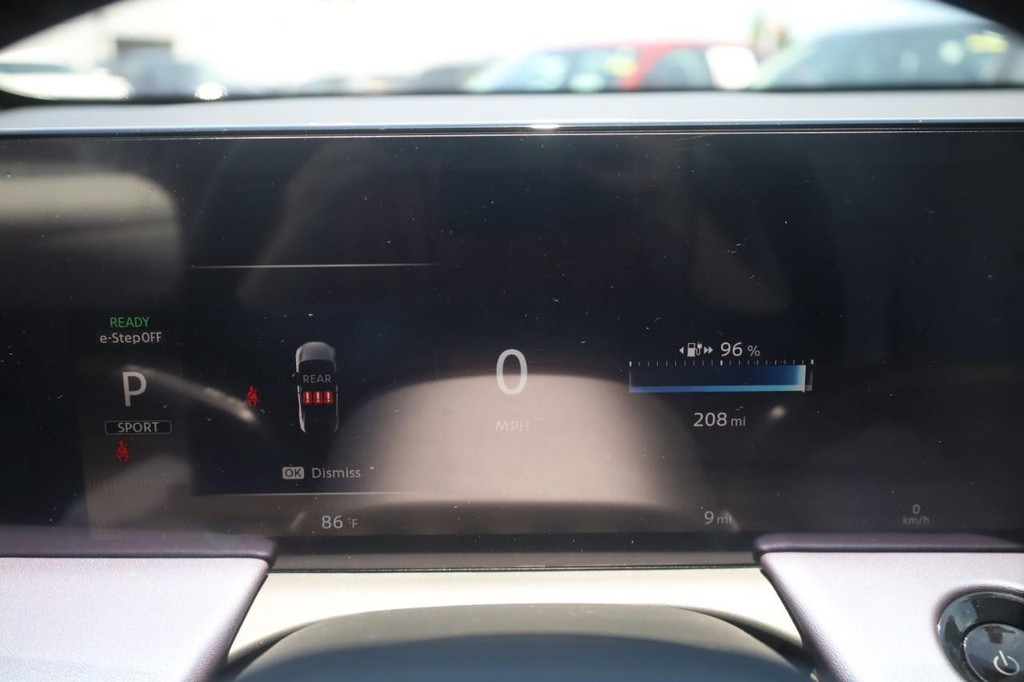 Nissan LEAF Vehicle Full-screen Gallery Image 13
