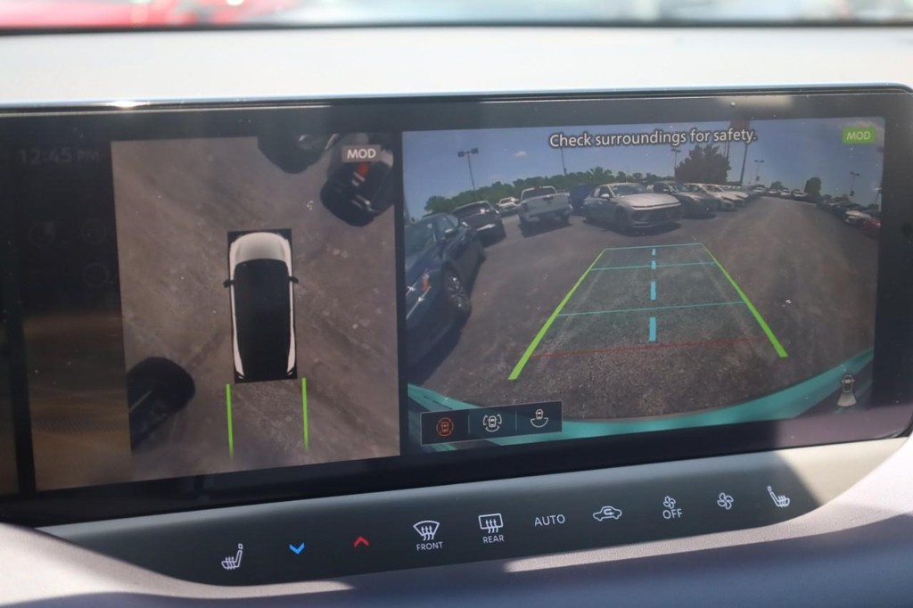 Nissan LEAF Vehicle Full-screen Gallery Image 15