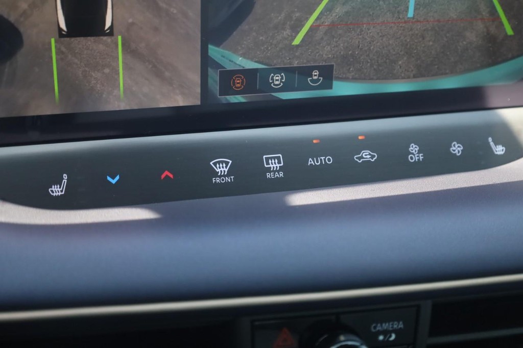 Nissan LEAF Vehicle Full-screen Gallery Image 16