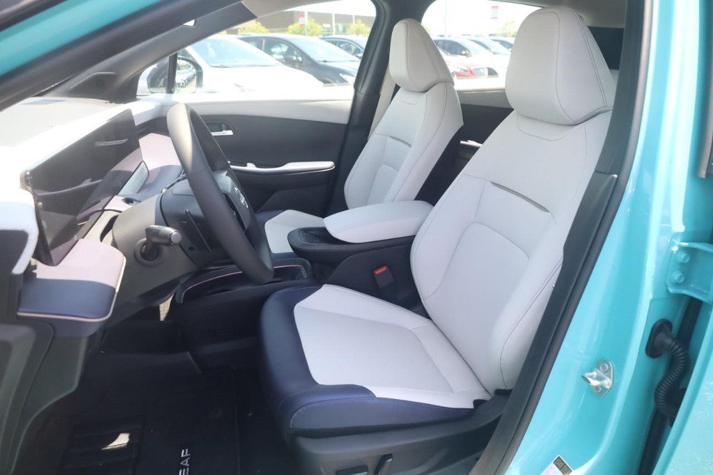 Nissan LEAF Vehicle Full-screen Gallery Image 18