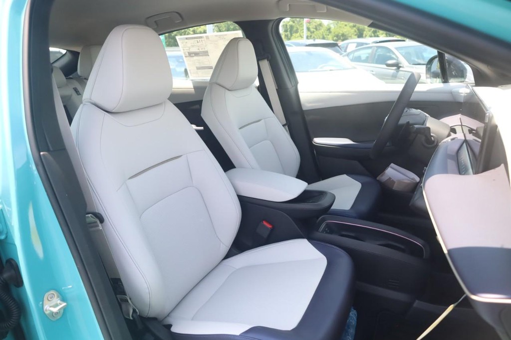 Nissan LEAF Vehicle Full-screen Gallery Image 19
