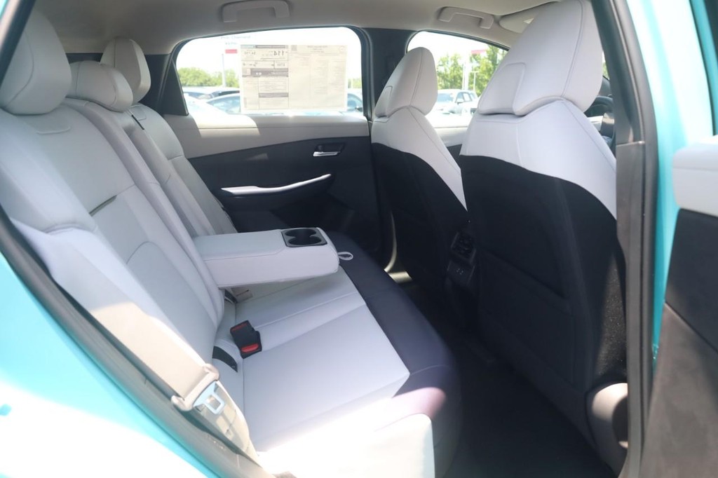 Nissan LEAF Vehicle Full-screen Gallery Image 20