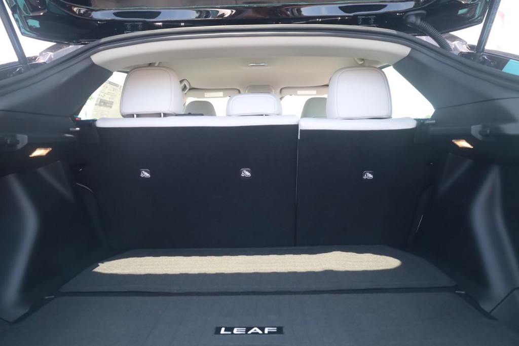 Nissan LEAF Vehicle Full-screen Gallery Image 21