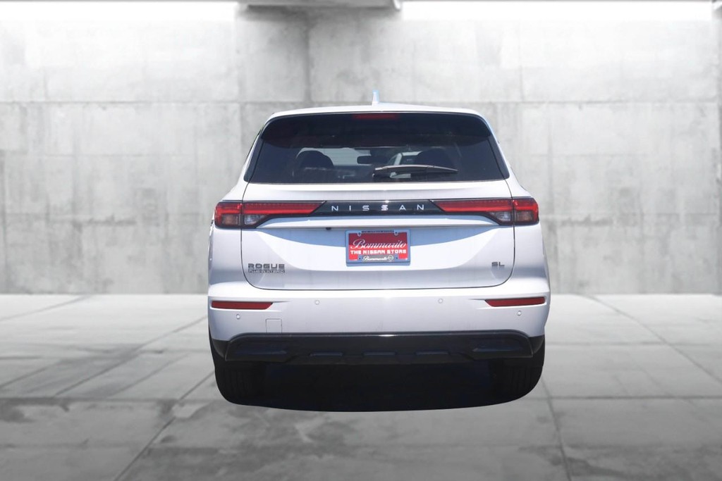 Nissan Rogue Plug-In Hybrid Vehicle Full-screen Gallery Image 6