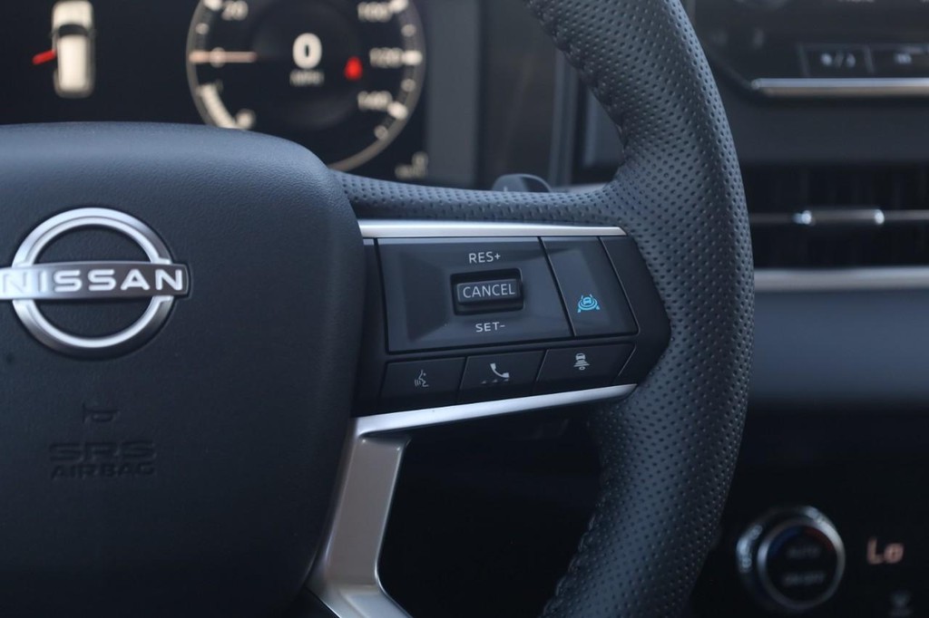 Nissan Rogue Plug-In Hybrid Vehicle Full-screen Gallery Image 9